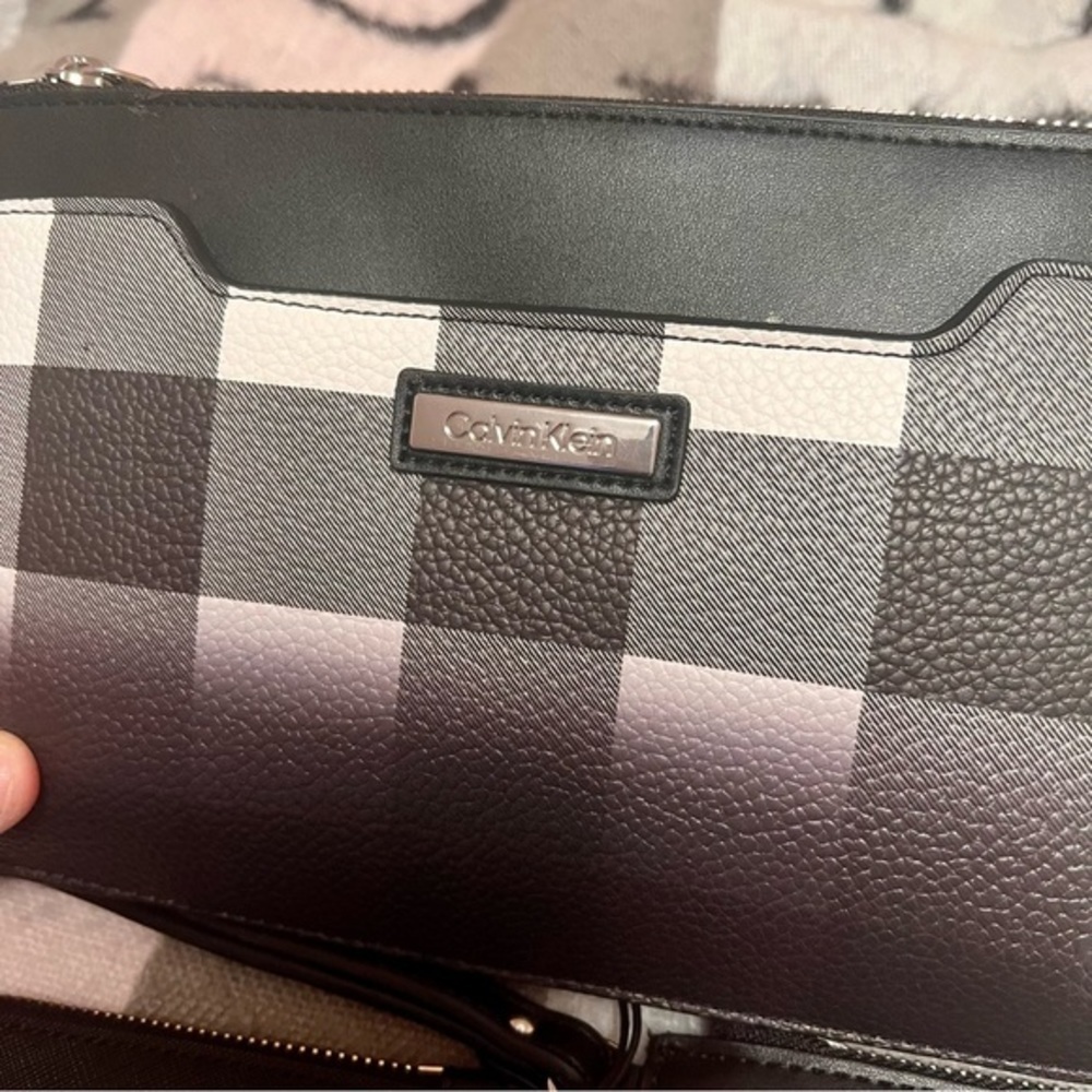 NWT🥀 $98 | RED & BLACK Calvin Klein Clutch Wallets - Picture 5 of 8